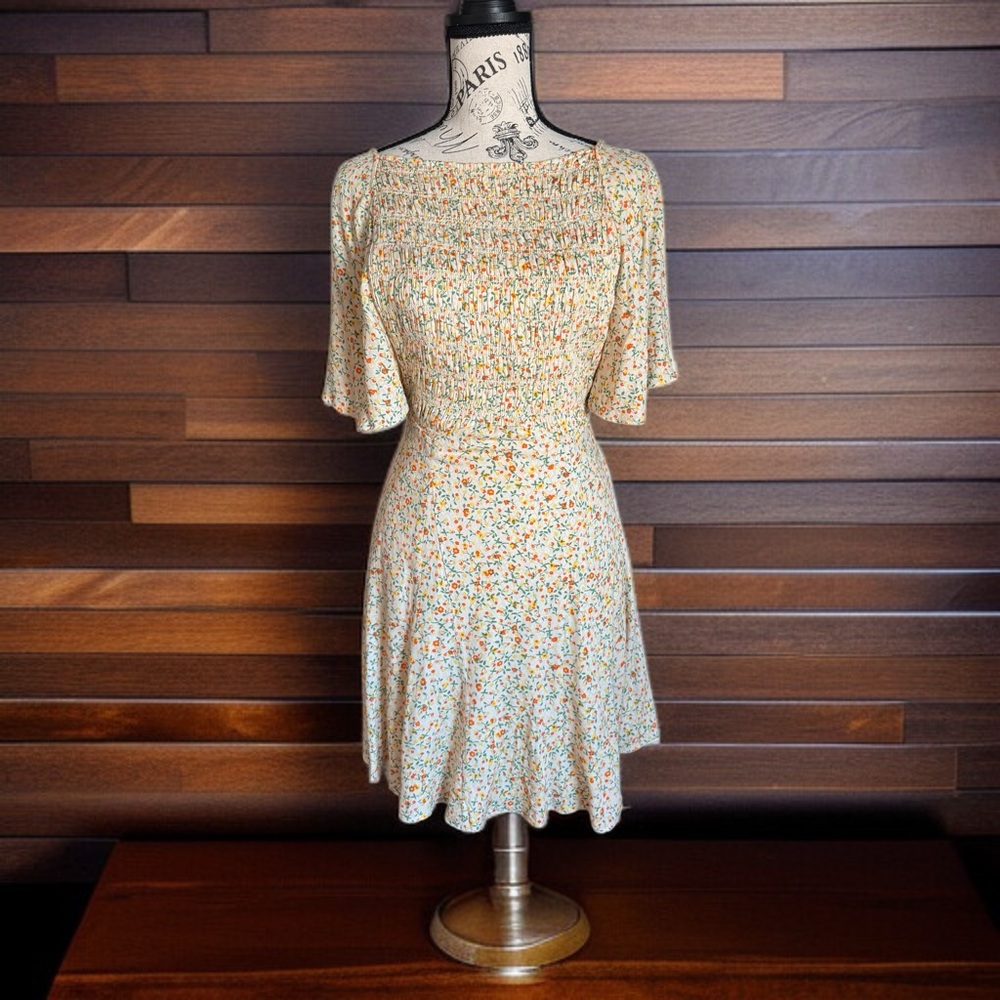 Free People. Cute ruched short flowered dress with beautiful back . XS